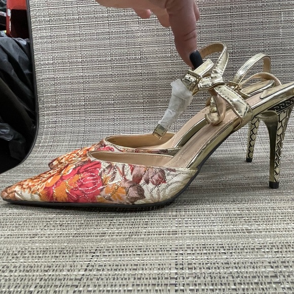 New size 10 - Picture 2 of 2